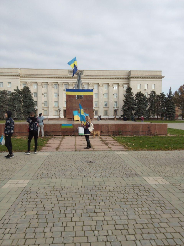 Флаг Украины над администрацией Херсона - ОБНОВЛЕНО + ФОТО