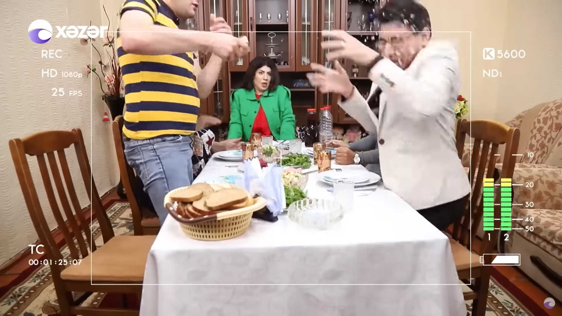 В гостя плеснули водой в эфире азербайджанского ТВ - ВИДЕО