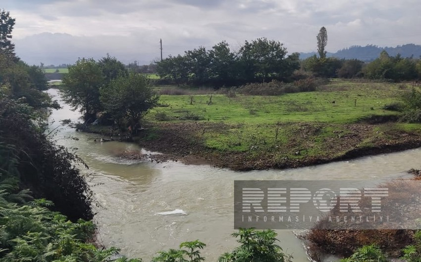 Повышение уровня реки в Лянкяране из-за ливней угрожает домам близлежащего села - ФОТО