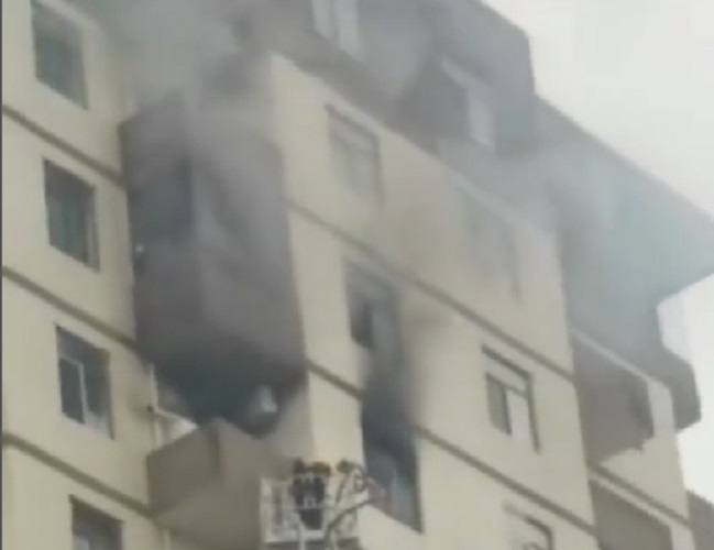 Пожар в многоэтажном жилом доме в Баку потушен
