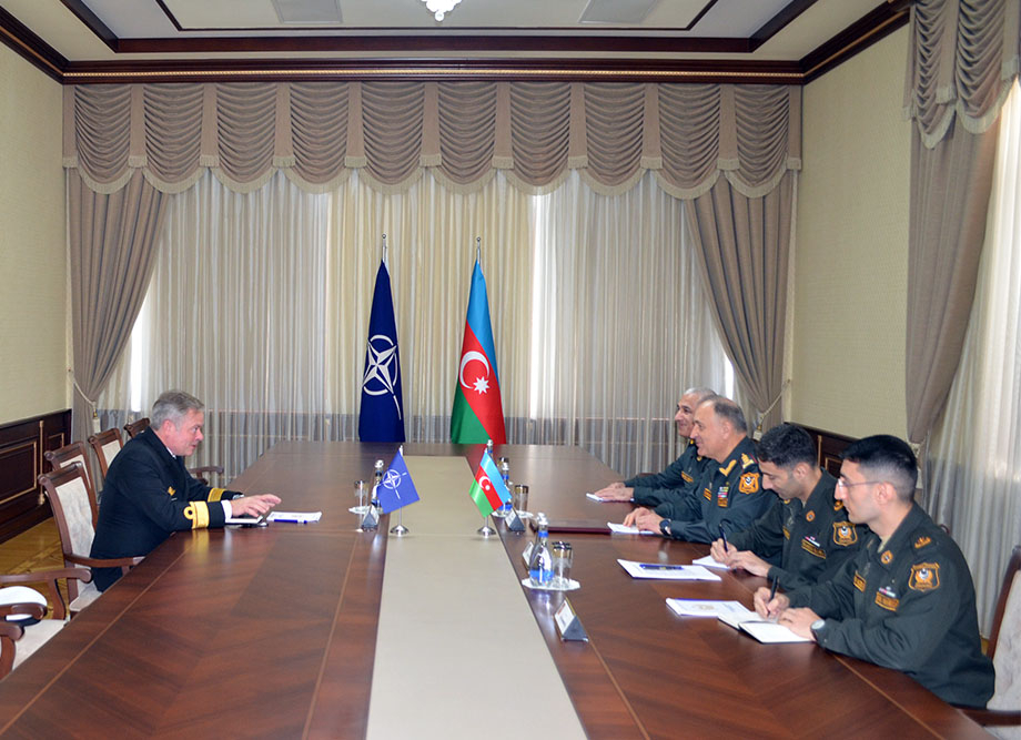 Начальник Генштаба проинформировал контр-адмирала НАТО о работах на освобожденных территориях - ФОТО
