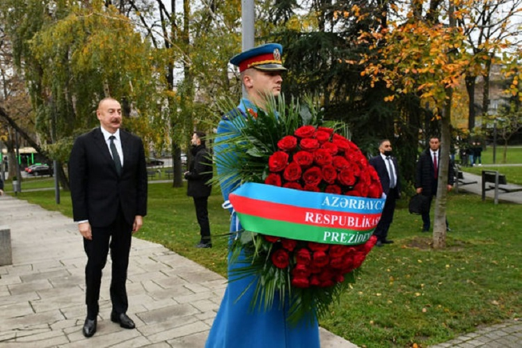 Ильхам Алиев посетил памятники общенациональному лидеру Гейдару Алиеву и Милораду Павичу в Белграде - ФОТО