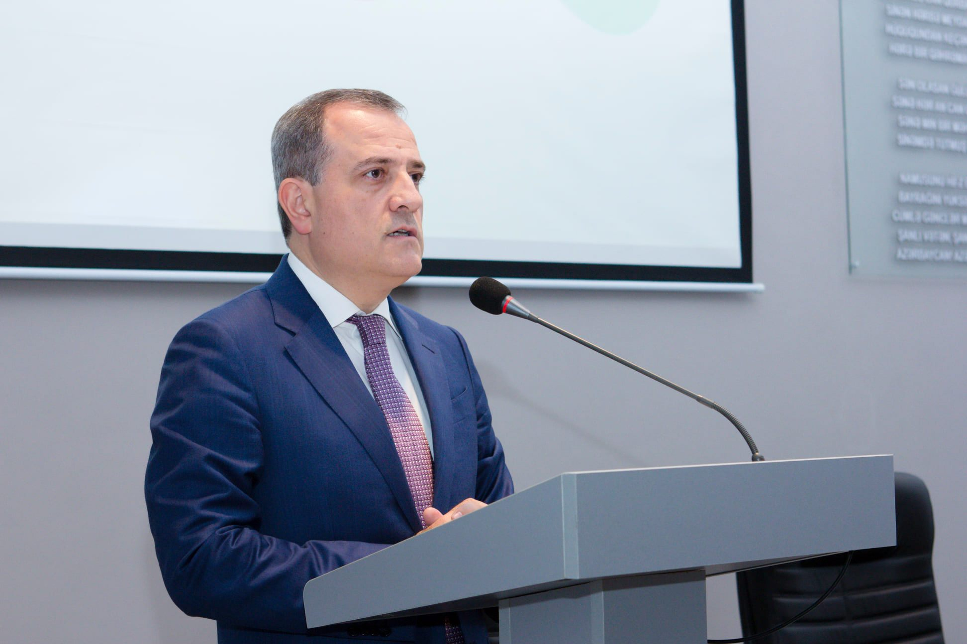 Глава МИД Азербайджана предупредил Армению в связи с Лачынским коридором