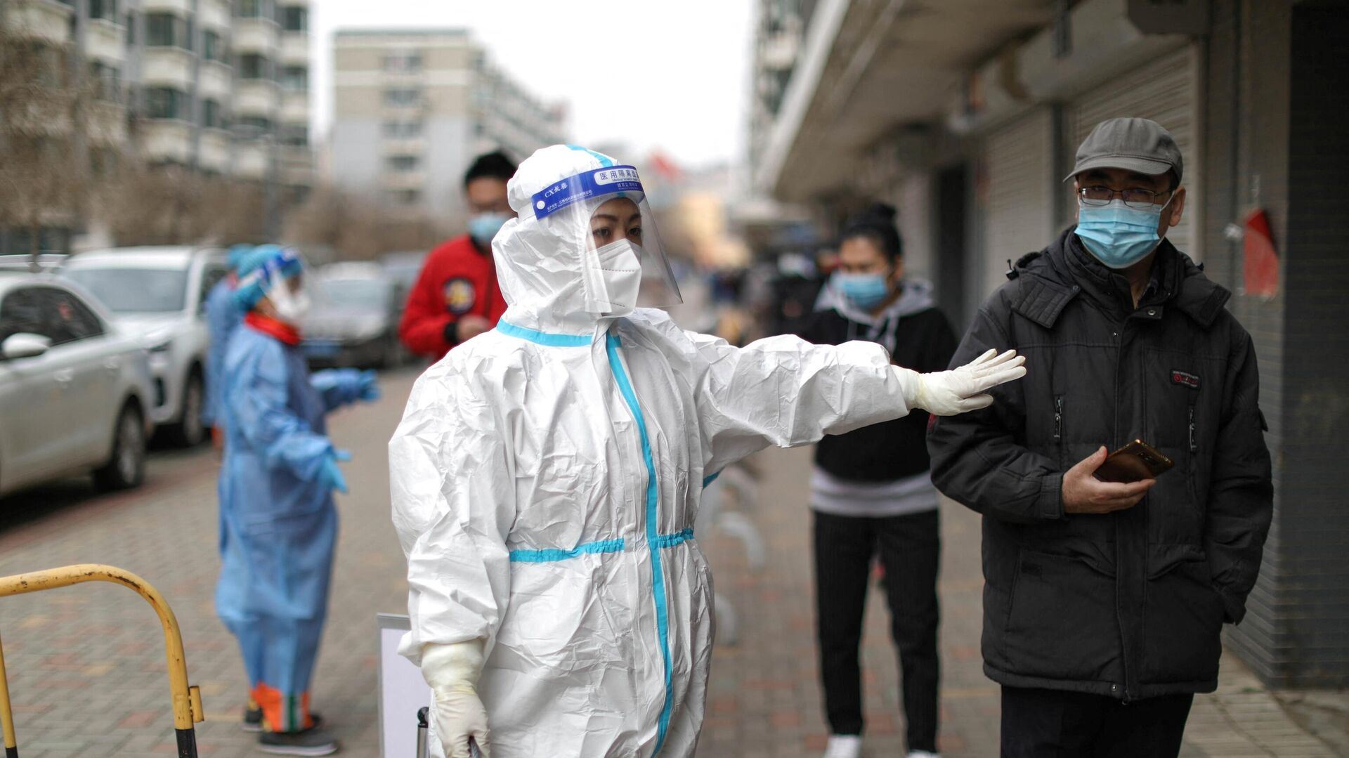 В Китае четвертый день подряд выявили рекордное число заболевших COVID-19