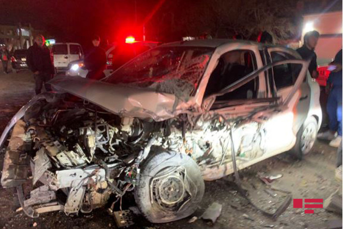 В Баку Nissan протаранил 4 автомобиля, есть пострадавшие