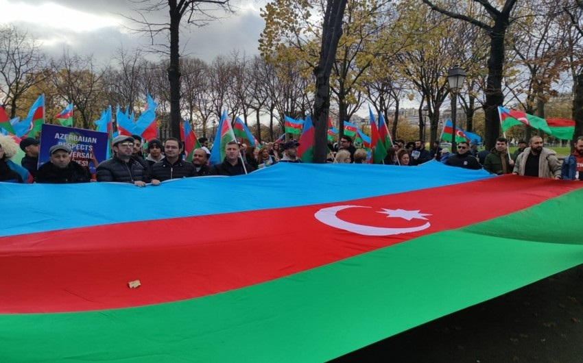 Азербайджанцы проводят акцию протеста перед Национальным собранием Франции - ФОТО