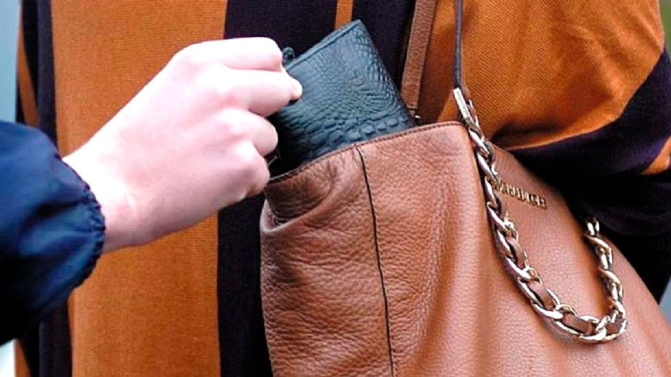 В бакинском метро у женщины украли кошелек