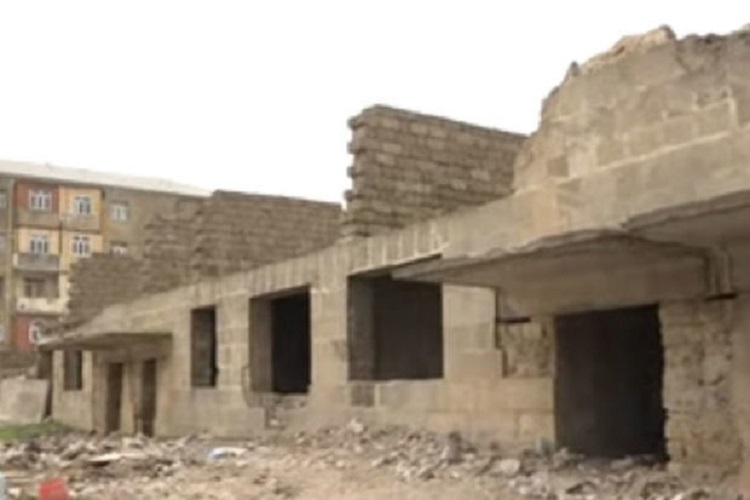 Жители поселка Бина хотят демонтировать строение рядом со своими домами - ВИДЕО