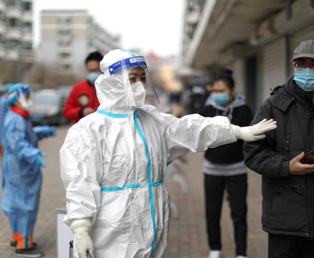 В Китае четвертый день подряд выявили рекордное число заболевших COVID-19