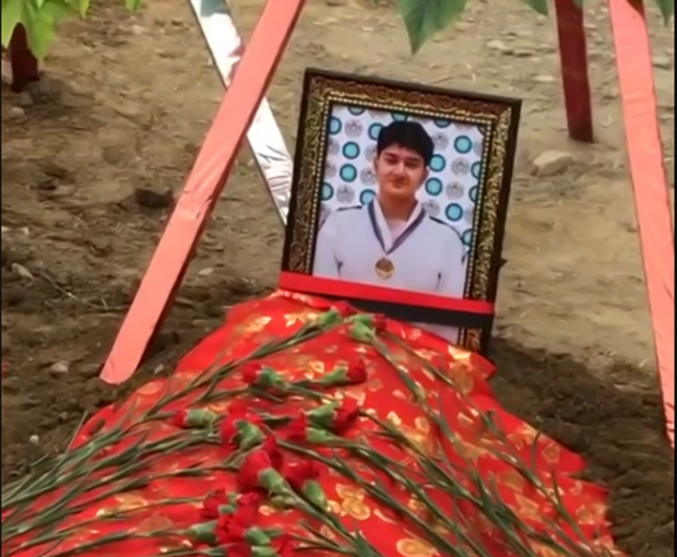 Убитый в спортивном комплексе юный спортсмен похоронен - ВИДЕО