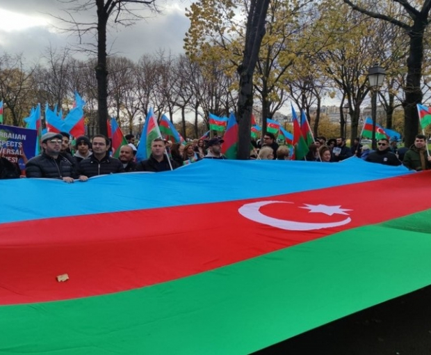 Азербайджанцы проводят акцию протеста перед Национальным собранием Франции - ФОТО