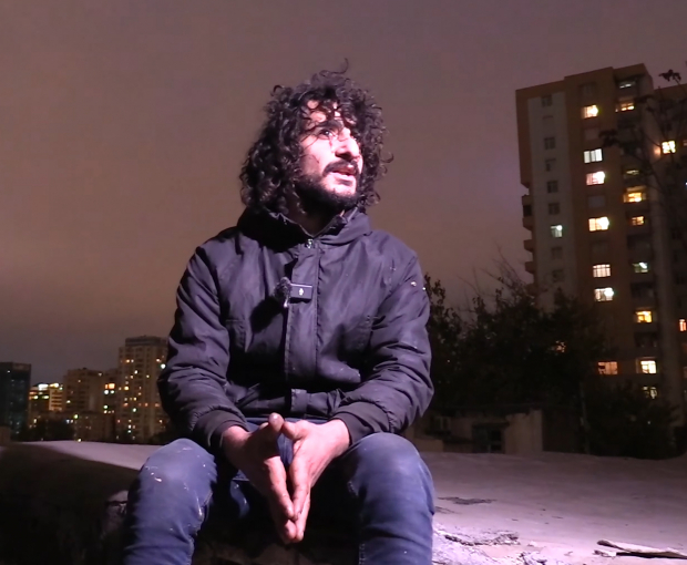В Баку выходец из богатой семьи 5 лет ночует в трущобах