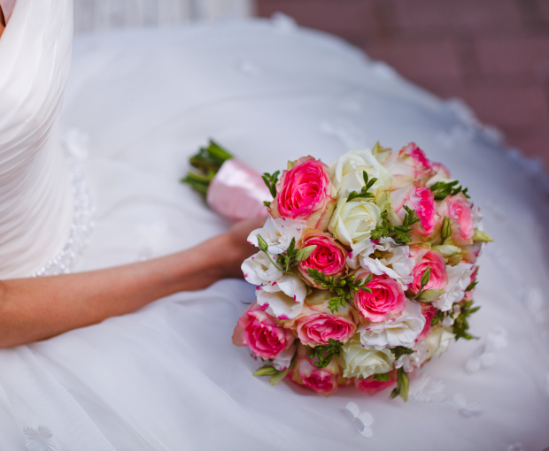Невесте посоветовали бросить жениха из-за неуместного наряда на свадьбе - ФОТО