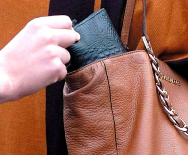 В бакинском метро у женщины украли кошелек