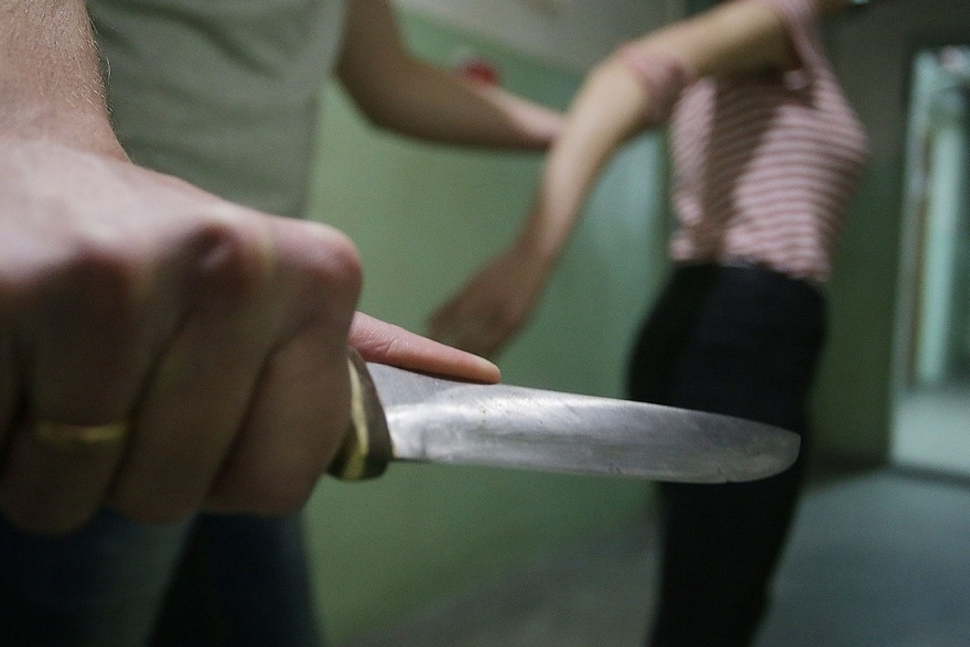 В Азербайджане ревнивый муж ранил ножом свою жену