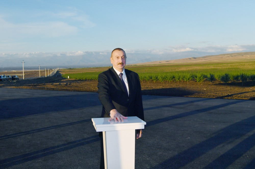 Президент Ильхам Алиев ознакомился с условиями, созданными в агропарке Шеки-Огуз