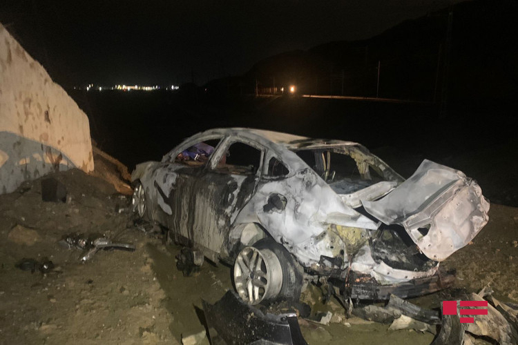В Баку автомобиль упал с моста на железнодорожную линию и загорелся - ФОТО