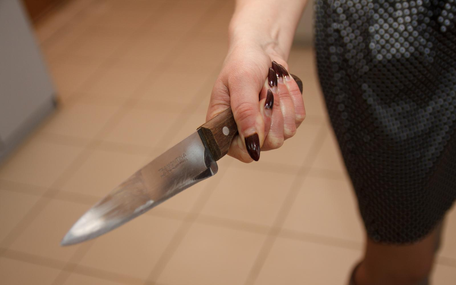 В бакинском кафе женщина ударила ножом мужчину