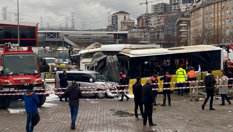 В Стамбуле трамвай столкнулся с автобусом, ранены 19 человек - ВИДЕО