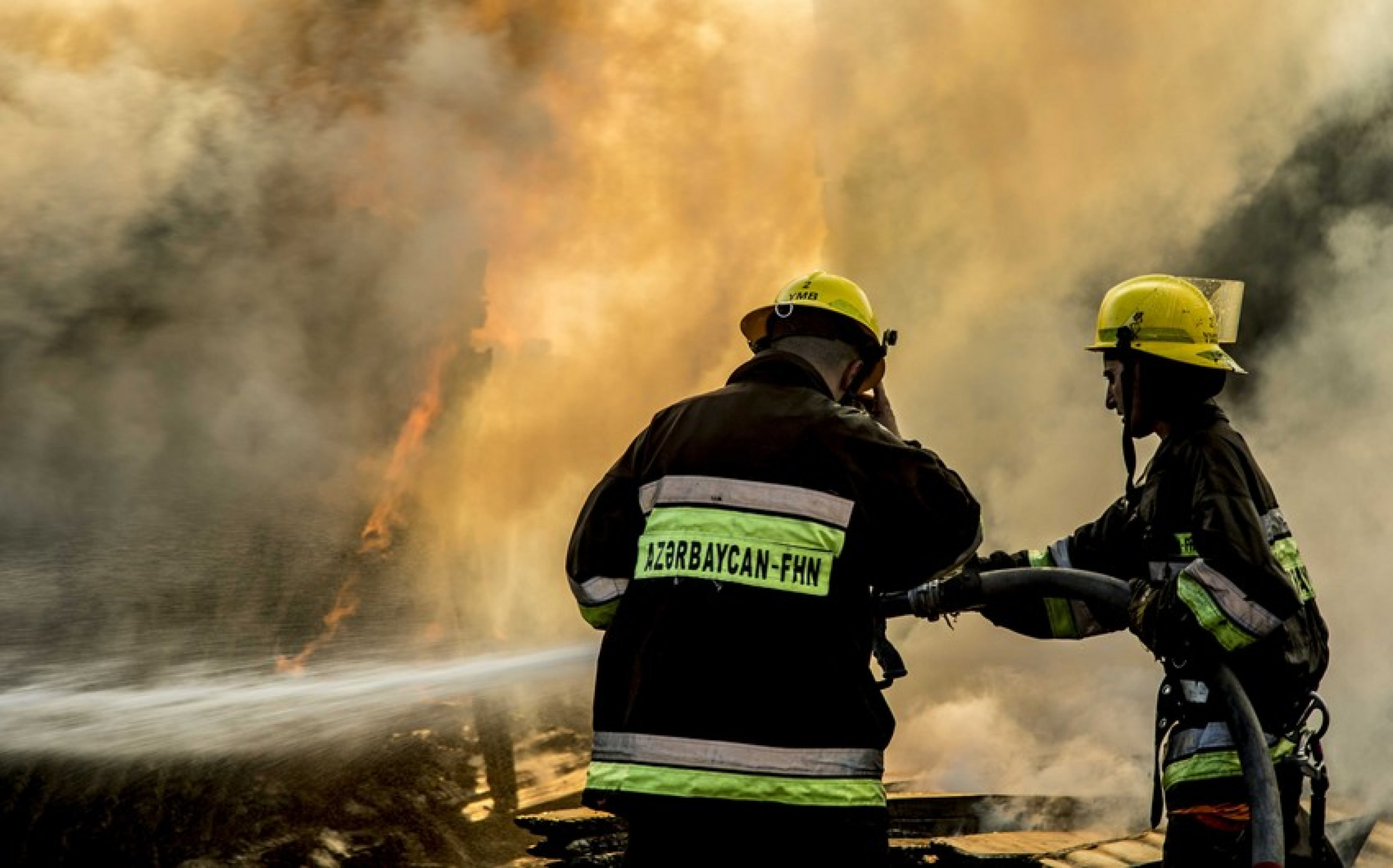 Сильный пожар в Сангачале: сгорели 50 тонн дизтоплива, повреждены грузовик и кафе - ОБНОВЛЕНО + ВИДЕО