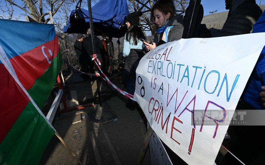 Протестующие на дороге Шуша-Ханкенди озвучивают патриотические лозунги
