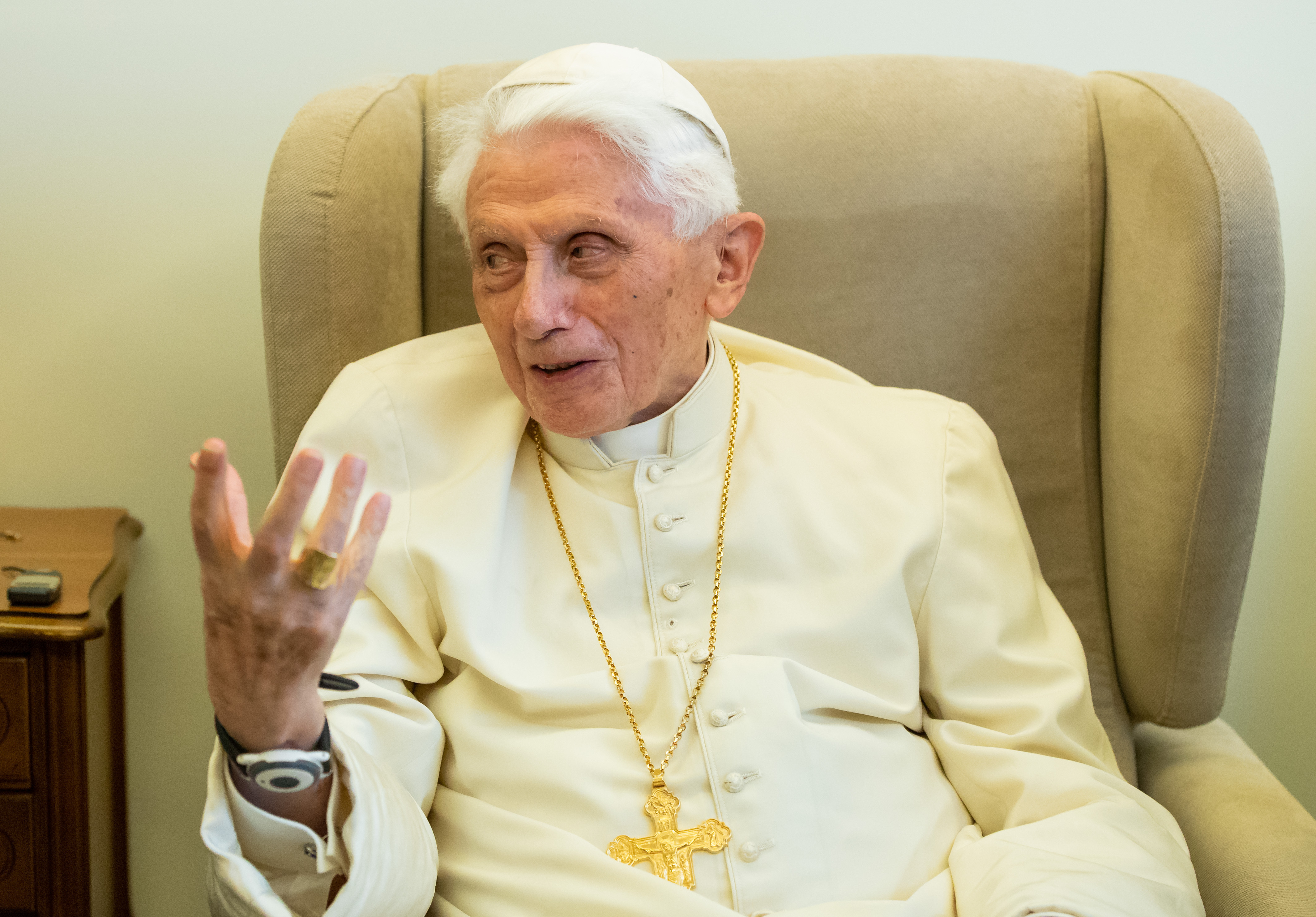 Скончался почетный папа Бенедикт XVI