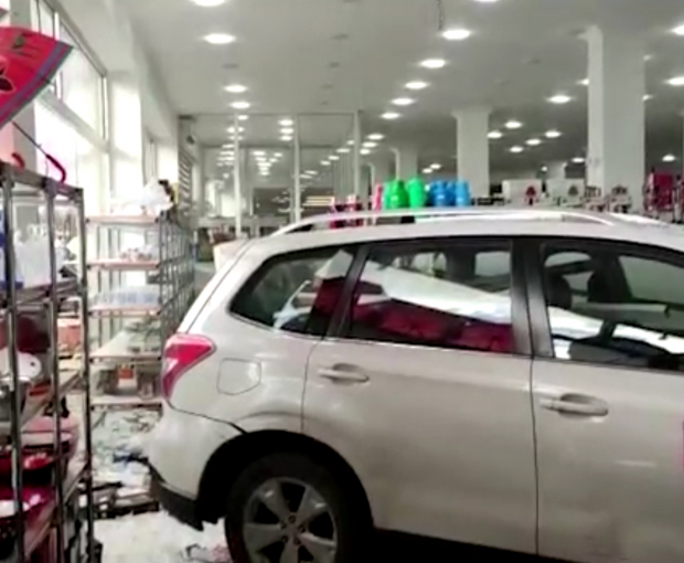 В Азербайджане автомобиль влетел в торговый центр - ВИДЕО