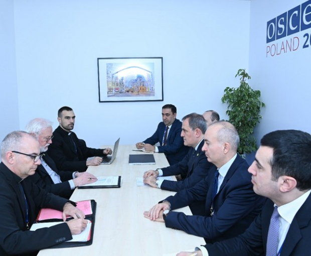 Джейхун Байрамов встретился с госсекретарем Святого Престола по иностранным делам