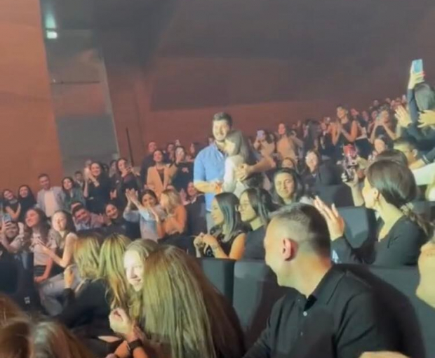 В Баку на концерте певца Ялына парень сделал предложение своей девушке - ВИДЕО