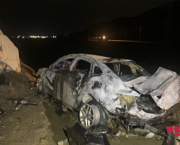 В Баку автомобиль упал с моста на железнодорожную линию и загорелся - ФОТО