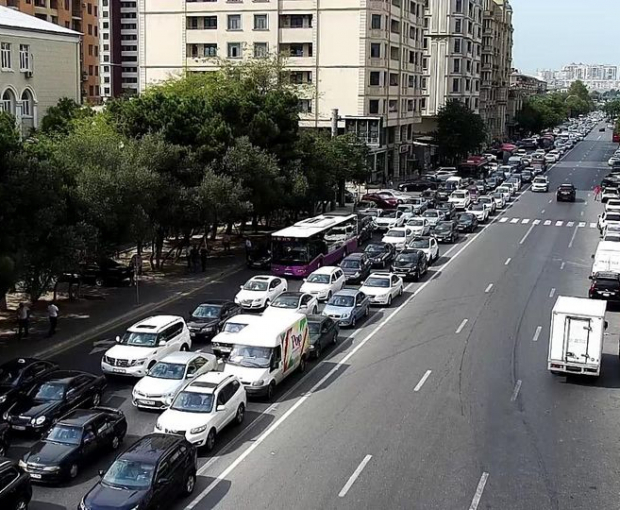 На ряде улиц Баку наблюдаются дорожные заторы - СПИСОК