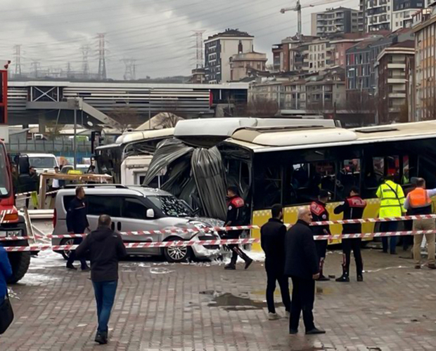 В Стамбуле трамвай столкнулся с автобусом, ранены 19 человек - ВИДЕО