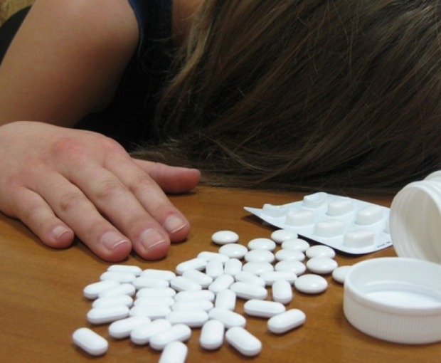 17-летняя девушка наглоталась таблеток, пытаясь покончить жизнь самоубийством