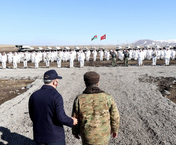 Министры обороны Азербайджана и Турции понаблюдали за военными учениями