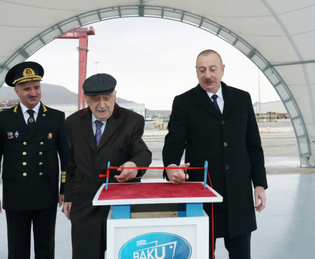 Ильхам Алиев принял участие в церемонии сдачи в эксплуатацию танкера "Академик Хошбахт Юсифзаде" - ФОТО
