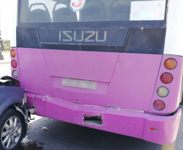 В Баку пассажирский автобус попал в аварию