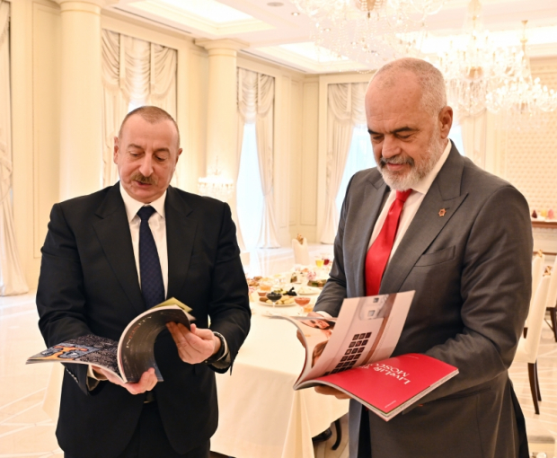 Ильхам Алиев преподнес картину Лейлы Алиевой в дар премьер-министру Албании - ФОТО