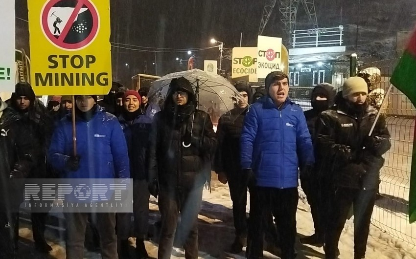 Несмотря на снежную погоду, продолжается акция протеста на дороге Ханкенди - Лачын - ФОТО