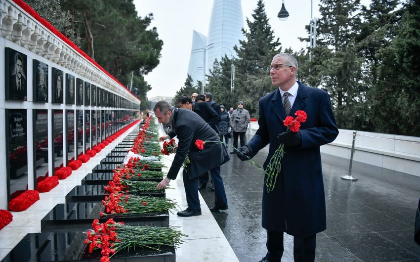 Посол Великобритании чтит память героев 20 Января - ФОТО