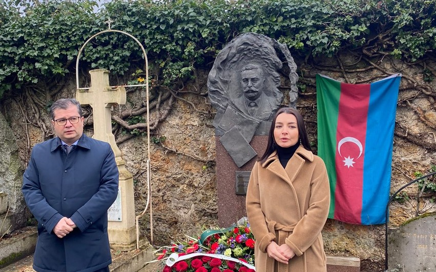 Лейла Абдуллаева посетила могилу Алимардан-бека Топчубашова - ФОТО