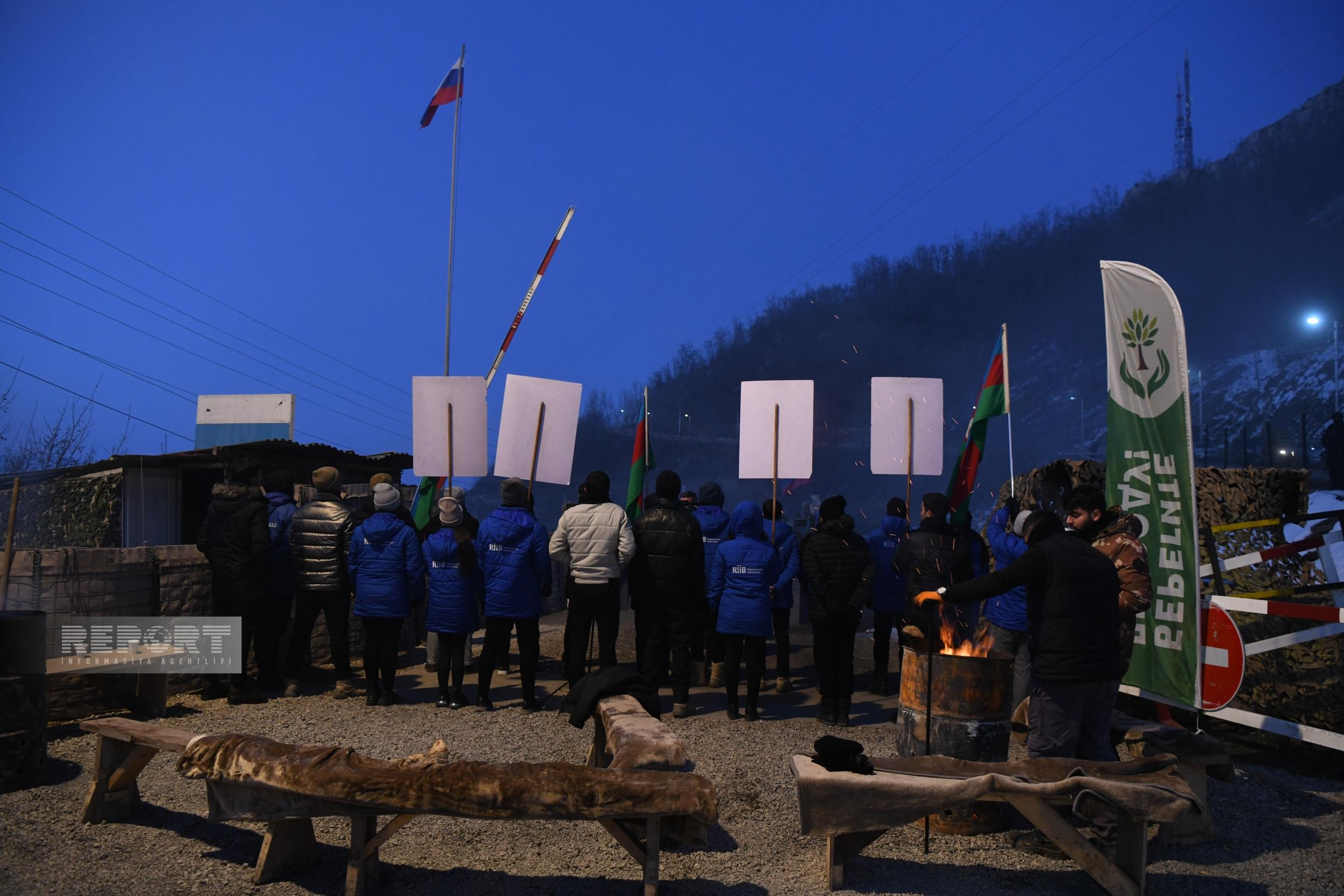 Несмотря на морозную погоду, акция протеста на дороге Ханкенди-Лачын продолжается - ФОТО