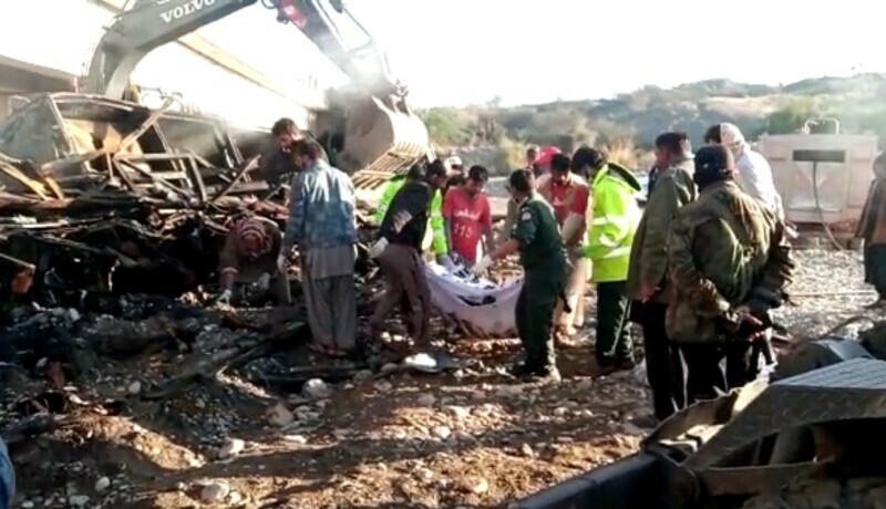 В Пакистане в ДТП с автобусом погибли более 40 человек - ФОТО