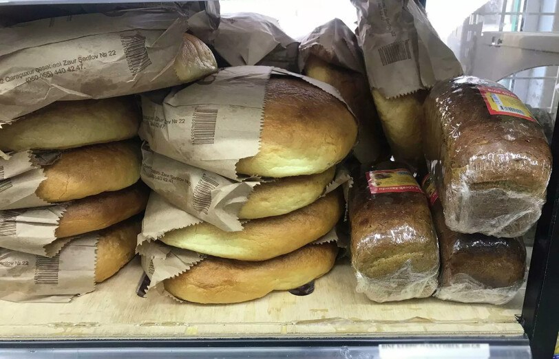 В Азербайджане мужчина обнаружил железку в купленном хлебе - ВИДЕО