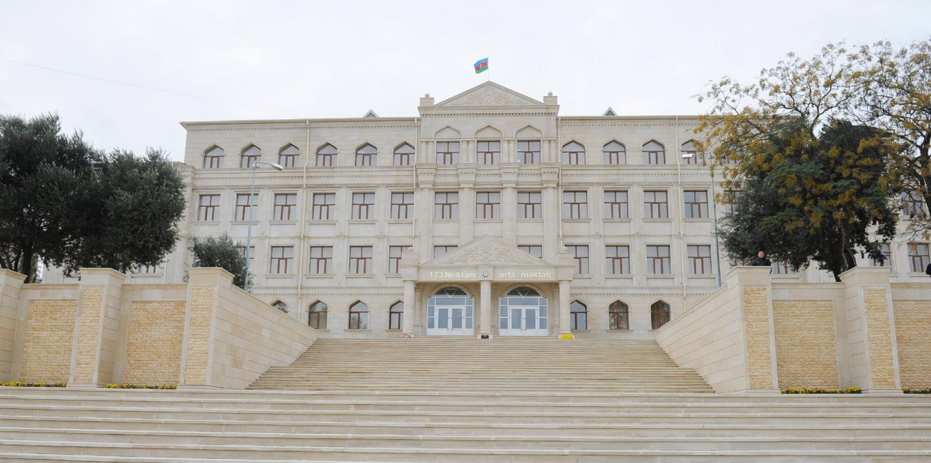 В Баку подростка избили перед зданием школы