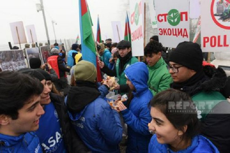 Участники мероприятия в Шуше поздравили молодых активистов на дороге Ханкенди - Лачын - ФОТО