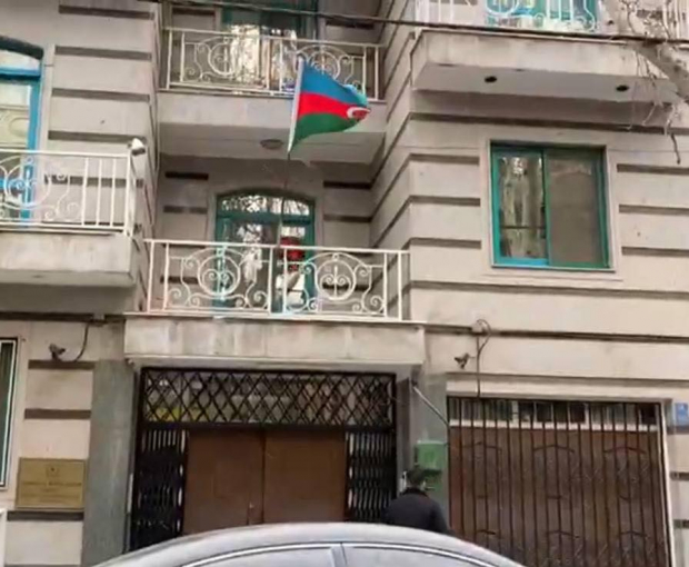 Полиция Тегерана: Нападавший проник в посольство Азербайджана с двумя детьми