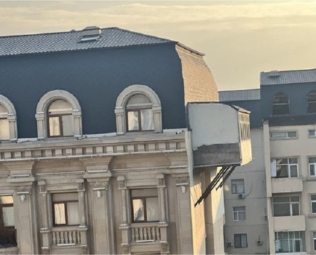 В Баку к мансарде здания пристроили дополнительный балкон - ОБНОВЛЕНО + ФОТО