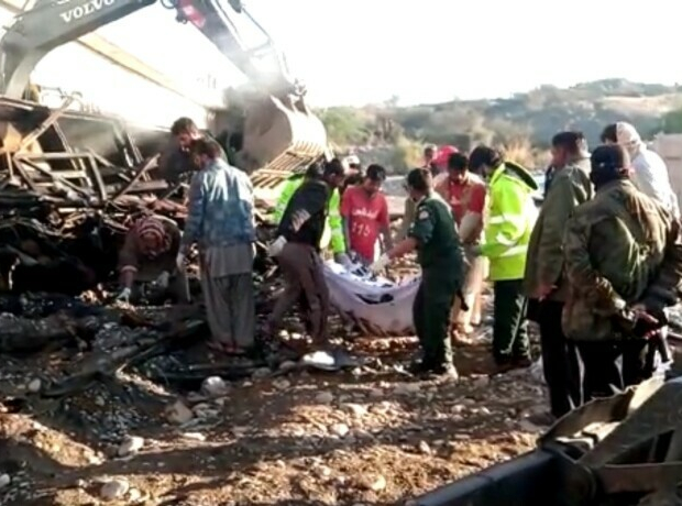 В Пакистане в ДТП с автобусом погибли более 40 человек - ФОТО