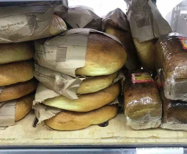В Азербайджане мужчина обнаружил железку в купленном хлебе - ВИДЕО