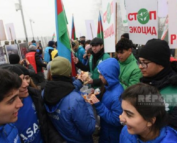 Участники мероприятия в Шуше поздравили молодых активистов на дороге Ханкенди - Лачын - ФОТО